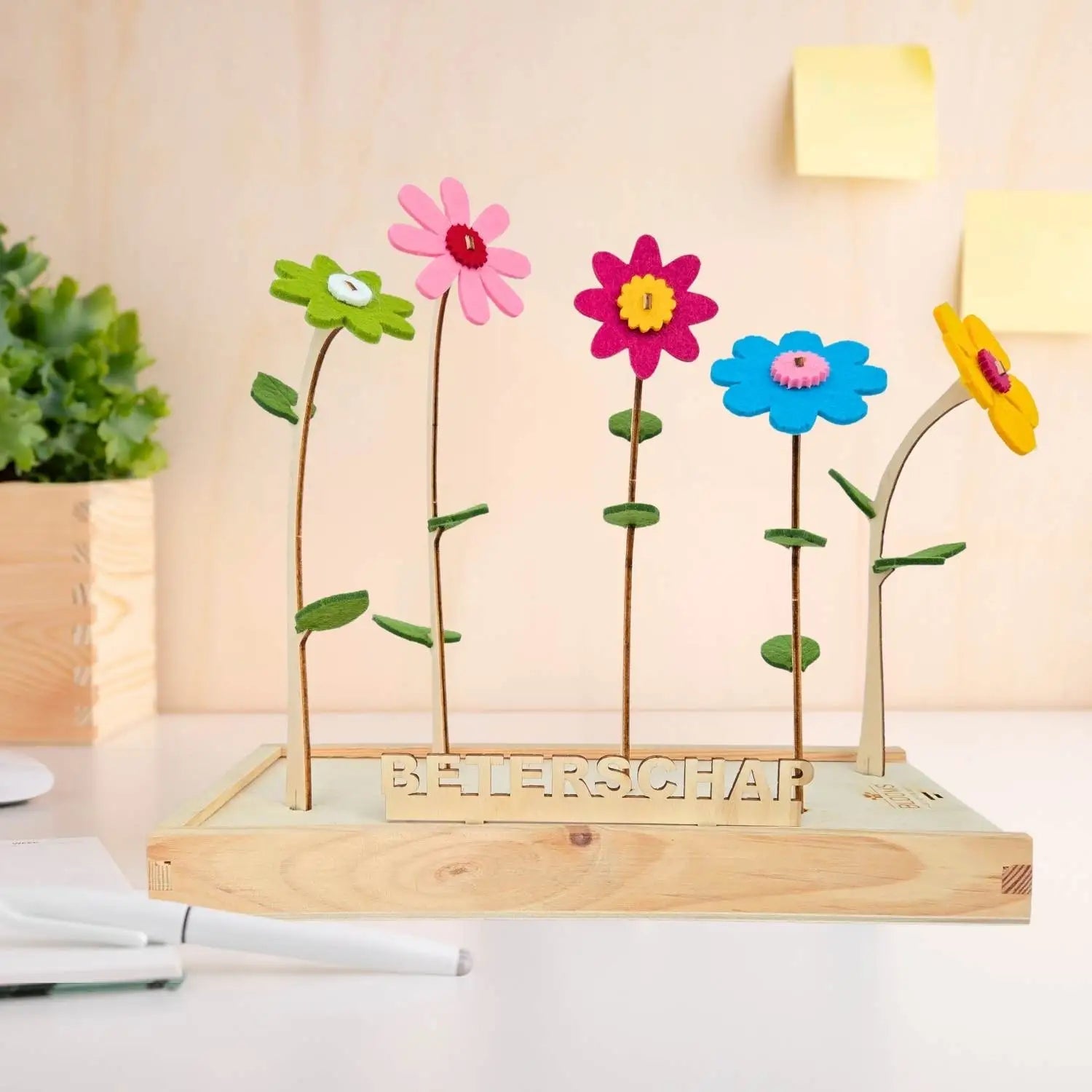 Bloemcadeau met vilten bloemen in diverse kleuren en 'beterschap'-bordje.