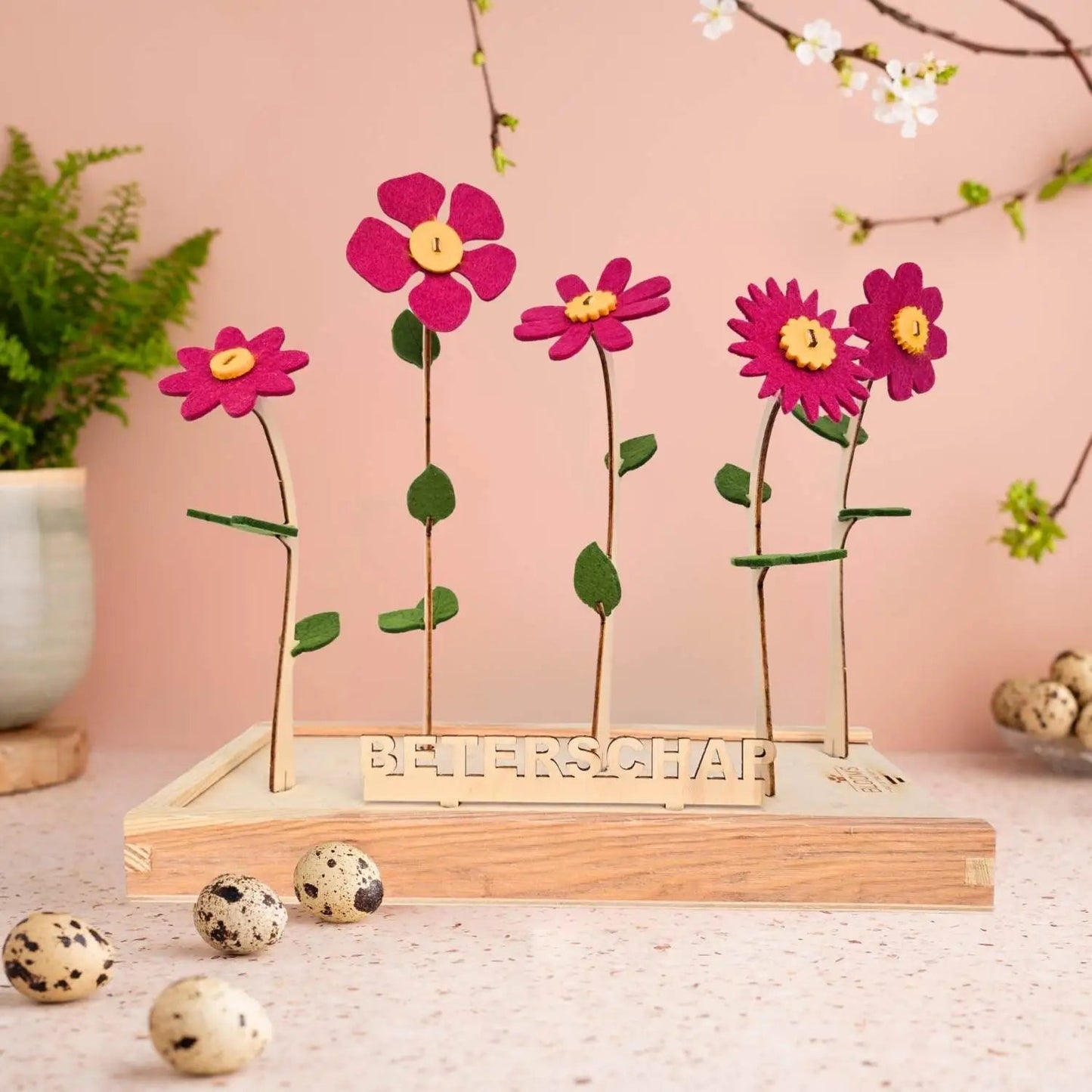 Bloemcadeau met vilten bloemen in cerise en 'beterschap'-bordje.