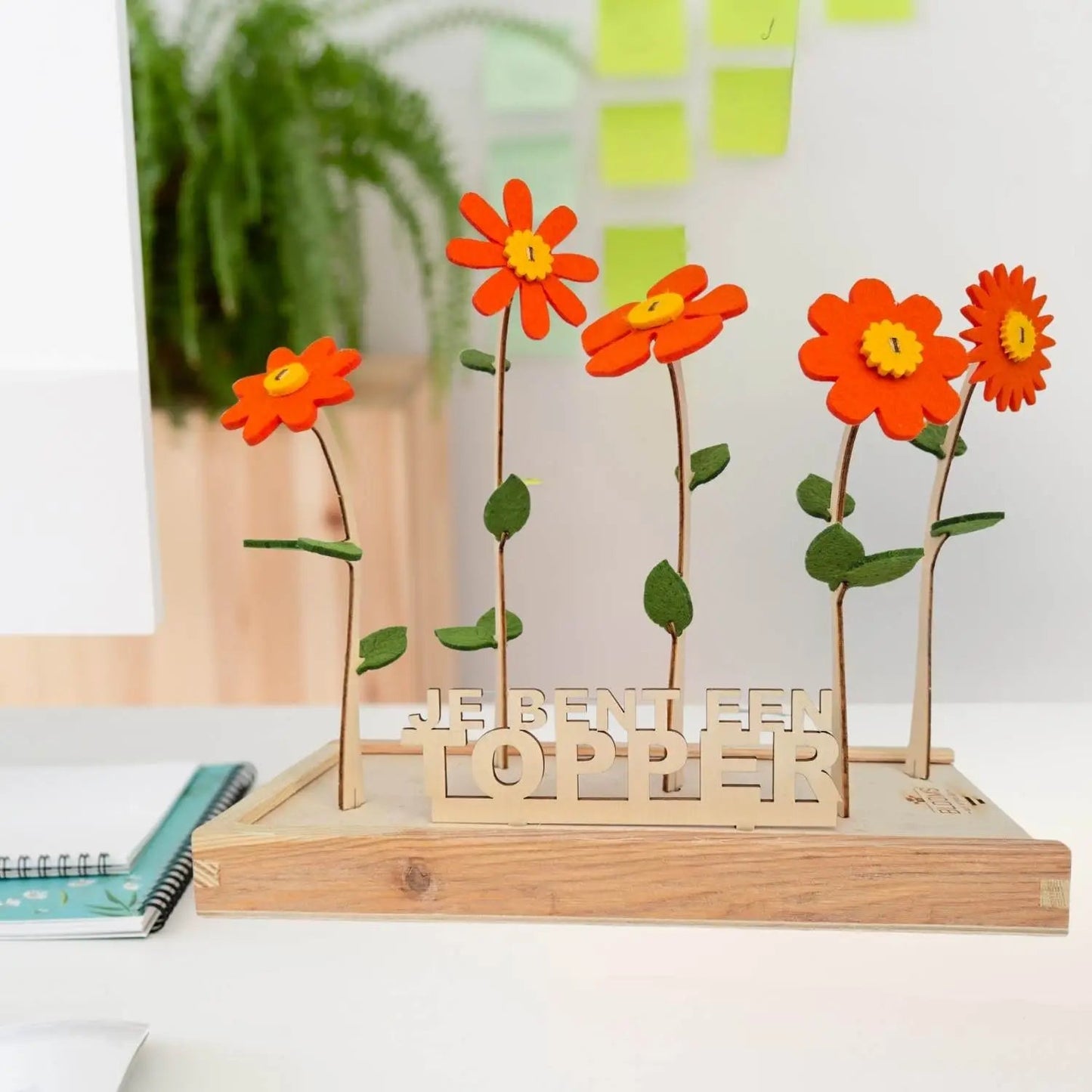 Happy Blooms met vilten bloemen in oranje  en houten bordje 'Je bent een topper'. 