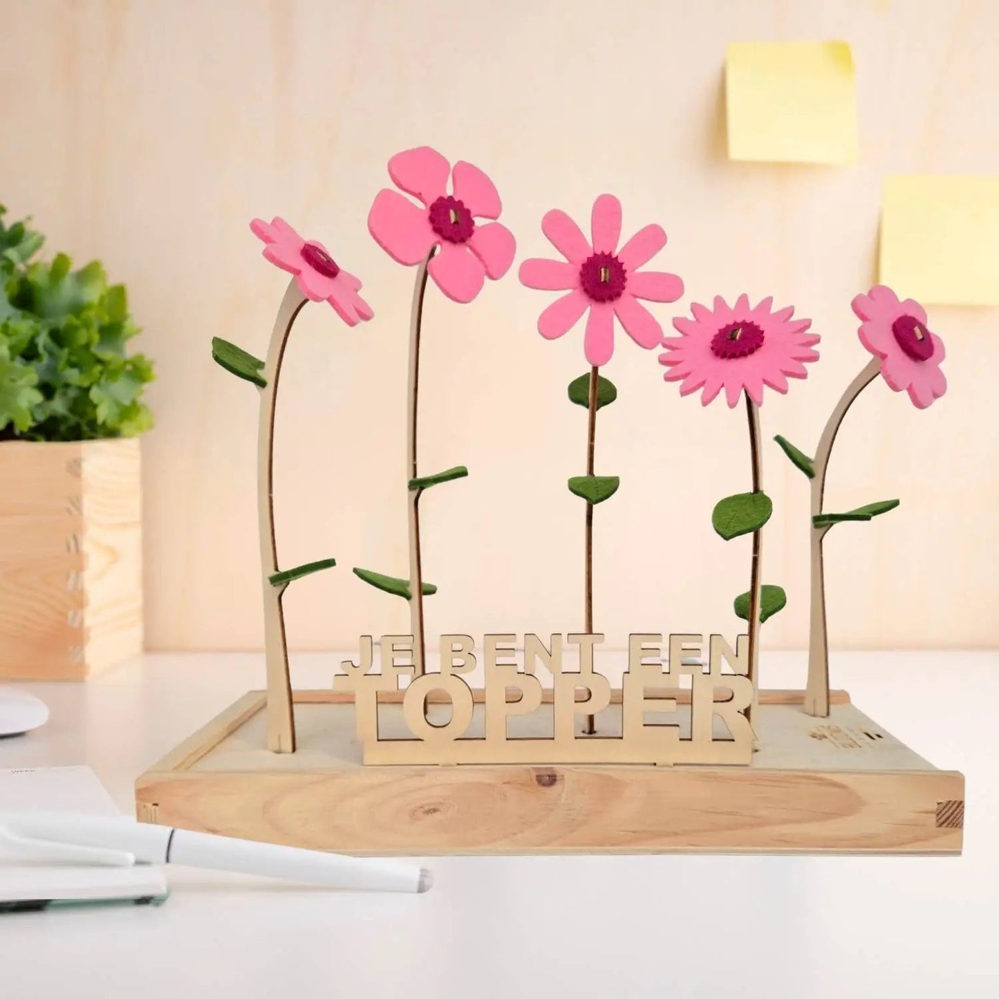 Happy Blooms met vilten bloemen in roze en houten bordje 'Je bent een topper'. 