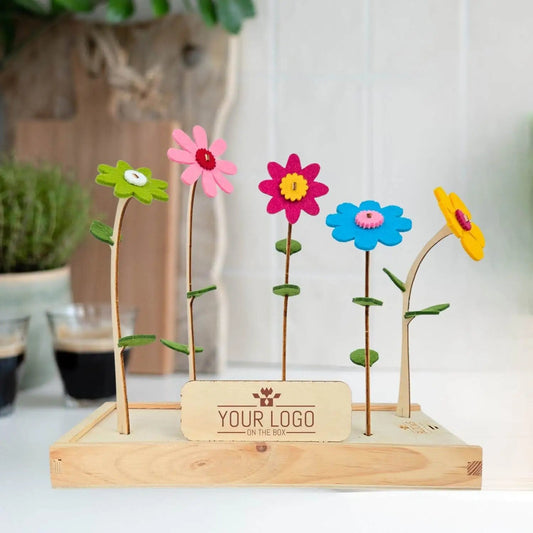 Bonte vilten bloemen in een houten standaard als relatiegeschenk met eigen logo, Happy Blooms